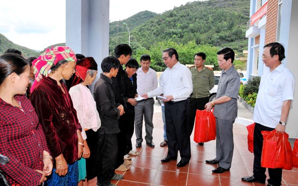 សមាជិកអចិន្ត្រៃគណៈលេខាលោក Le Hong Anh អញ្ជើញទៅបំពេញទស្សនកិច្ចការងារនៅខេត្ត Ha Giang